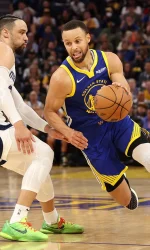 Stephen-Curry-Golden-State-Warriors-Dillon-Brooks-Memphis-Grizzlies-NBA-action-2022.webp